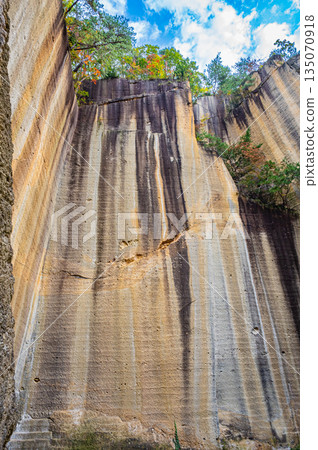 Spectacular autumn foliage and rock cliffs at Uriwari Rock Garden Park (former quarry site) in Yamagata Prefecture 135070918