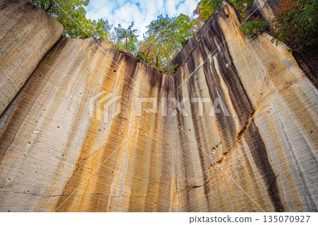 Spectacular autumn foliage and rock cliffs at Uriwari Rock Garden Park (former quarry site) in Yamagata Prefecture Spectacular autumn foliage and rock cliffs at Uriwari Rock Garden Park (former quarry site) in Yamagata Prefecture 135070927