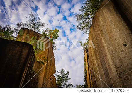 山形縣艦割岩石花園公園(原採石場)擁有壯觀的秋葉和岩石峭壁。 山形縣艦割岩石花園公園(原採石場)擁有壯觀的秋葉和岩石峭壁。 135070934
