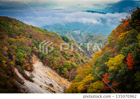 福島縣：萬代東天際線的秋葉和晴朗的好天氣 135070962