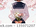 櫻花盛開的畢業典禮：一位學生手持花束的背影。 135071207