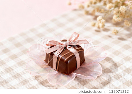 一張溫馨的情人節圖片，畫面中是手工巧克力和鮮花。 135071212