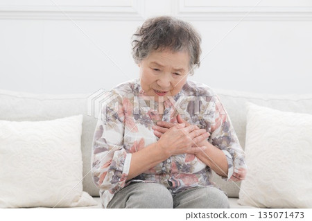 一位健康狀況不佳的老年女性出現胸痛和心痛症狀。是心肌梗塞？肋間神經痛？還是心絞痛？ 135071473