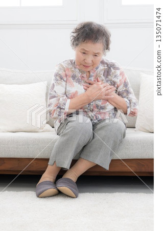 一位健康狀況不佳的老年女性出現胸痛和心痛症狀。是心肌梗塞？肋間神經痛？還是心絞痛？ 135071474