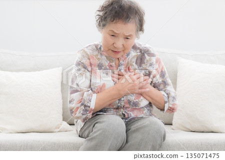 一位健康狀況不佳的老年女性出現胸痛和心痛症狀。是心肌梗塞?肋間神經痛?還是心絞痛? 一位健康狀況不佳的老年女性出現胸痛和心痛症狀。是心肌梗塞?肋間神經痛?還是心絞痛? 135071475
