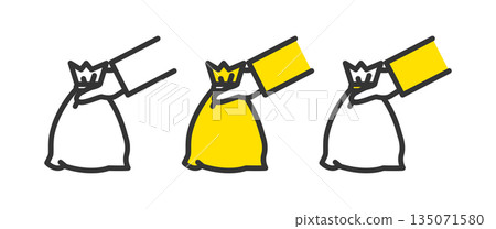 一隻手拿著袋子，丟掉垃圾。一隻手拿著垃圾袋。 135071580