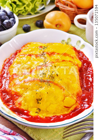 Japanese omelet rice 135071594