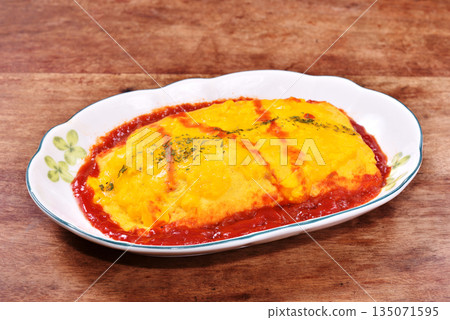 Japanese omelet rice 135071595