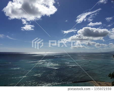 夏威夷海景,藍天白雲。 夏威夷海景,藍天白雲。 135072350