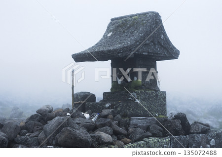 位於立科山頂的奧宮神社（立科神社）籠罩在薄霧之中 135072488