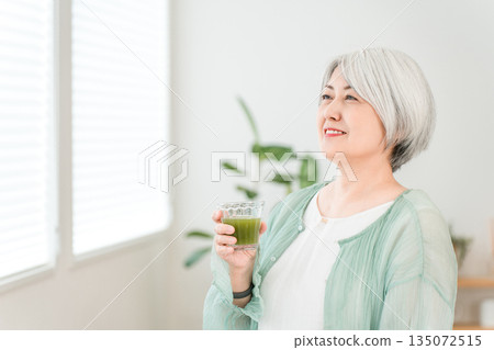 老年女性飲用綠汁、綠色冰沙和蔬菜汁有益健康 老年女性飲用綠汁、綠色冰沙和蔬菜汁有益健康 135072515