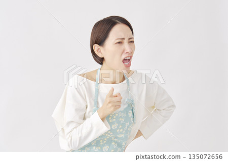 一位身穿圍裙的女子在白色背景下斥責某人 135072656