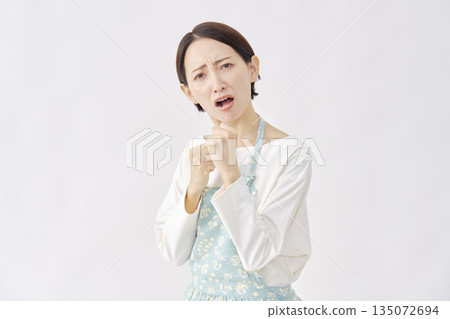 身穿圍裙的女子，擺出戰鬥姿勢，白色背景 135072694