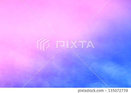 藍色和紫色柔和的煙霧抽象背景 135072739