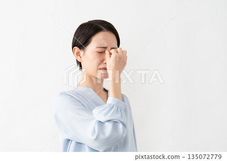 Woman wearing a long-sleeved shirt Lifestyle image Woman wearing a long-sleeved shirt Lifestyle image 135072779