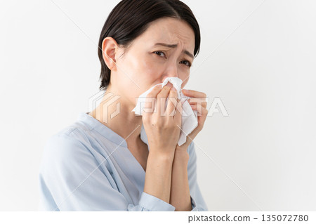 Woman wearing a long-sleeved shirt Lifestyle image Woman wearing a long-sleeved shirt Lifestyle image 135072780