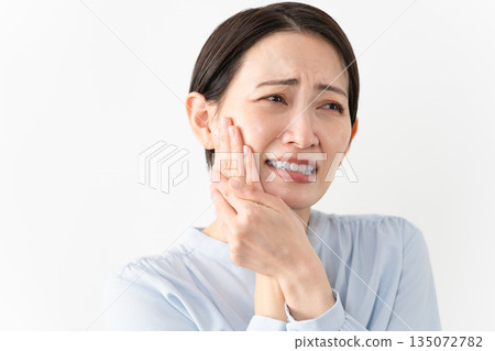 穿著長袖襯衫的女人生活方式形象 135072782