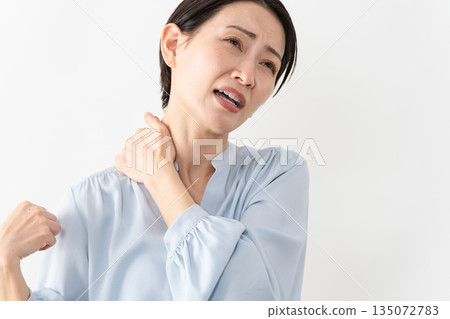 穿著長袖襯衫的女人生活方式形象 135072783