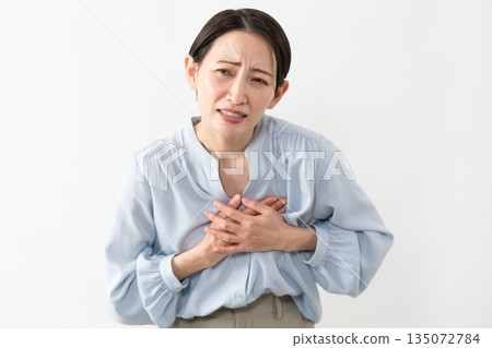 穿著長袖襯衫的女人生活方式形象 135072784