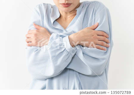 Woman wearing a long-sleeved shirt Lifestyle image Woman wearing a long-sleeved shirt Lifestyle image 135072789
