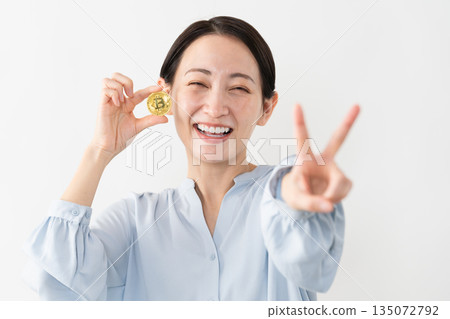 女人拿著比特幣技術圖像 女人拿著比特幣技術圖像 135072792