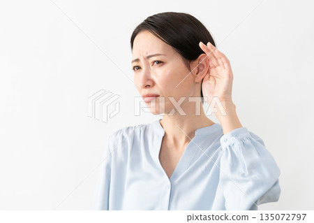 Woman wearing a long-sleeved shirt Lifestyle image Woman wearing a long-sleeved shirt Lifestyle image 135072797