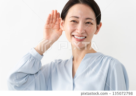 Woman wearing a long-sleeved shirt Lifestyle image Woman wearing a long-sleeved shirt Lifestyle image 135072798