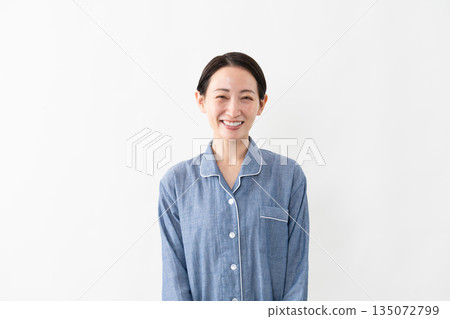 女人穿著睡衣生活方式形象 女人穿著睡衣生活方式形象 135072799