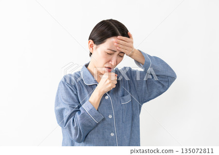 女人穿著睡衣生活方式形象 135072811