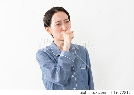 女人穿著睡衣生活方式形象 女人穿著睡衣生活方式形象 135072812