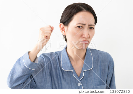 女人穿著睡衣生活方式形象 135072820