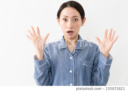 女人穿著睡衣生活方式形象 135072821