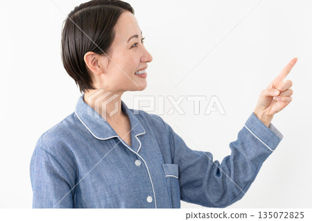 女人穿著睡衣生活方式形象 135072825