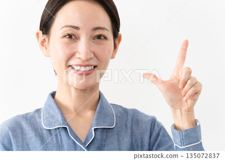 女人穿著睡衣生活方式形象 女人穿著睡衣生活方式形象 135072837