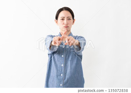 女人穿著睡衣生活方式形象 135072838