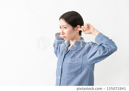 女人穿著睡衣生活方式形象 女人穿著睡衣生活方式形象 135072841