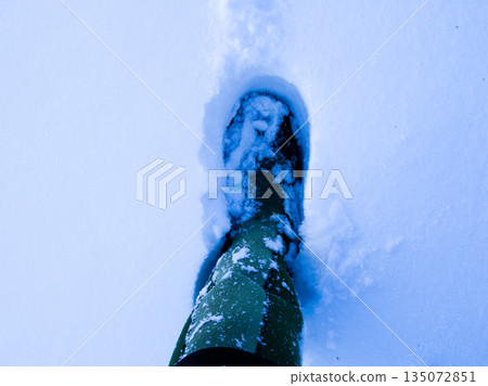 踏過厚厚的積雪：冬季雪山攀登以及你的腳部特寫 135072851