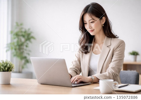 一個對著電腦工作的女人 135072886