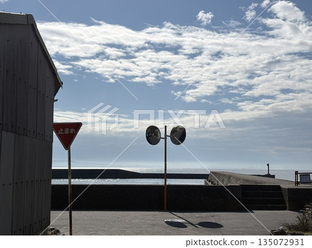 防波堤上的凸面鏡 135072931