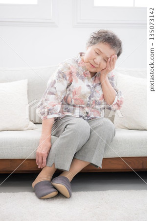 Image of senior elderly woman with headache, poor physical condition, forgetfulness, etc., whole body Image of senior elderly woman with headache, poor physical condition, forgetfulness, etc., whole body 135073142