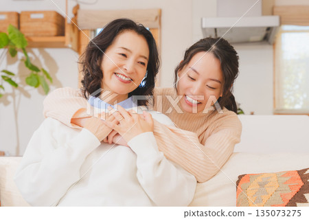 A close relationship between unmarried daughter and mother 135073275