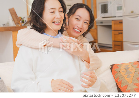 A close relationship between unmarried daughter and mother 135073277