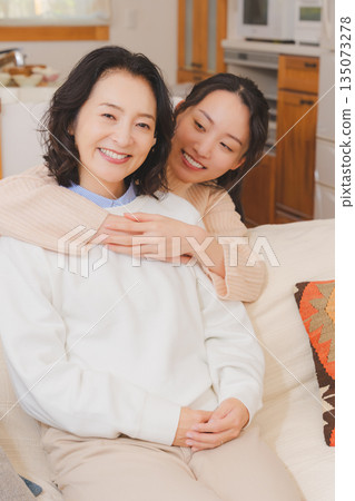 未婚女兒與母親關係親密 135073278