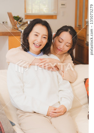 未婚女兒與母親關係親密 未婚女兒與母親關係親密 135073279