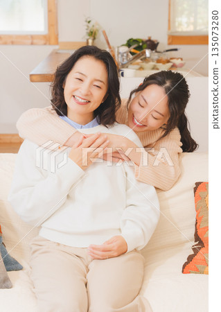 未婚女兒與母親關係親密 未婚女兒與母親關係親密 135073280