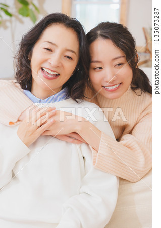 未婚女兒與母親關係親密 135073287