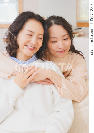 未婚女兒與母親關係親密 135073289