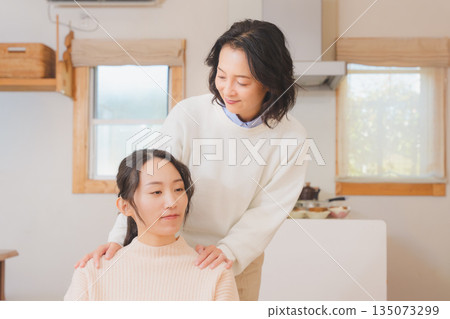 一位母親安慰對婚姻感到焦慮的女兒。 一位母親安慰對婚姻感到焦慮的女兒。 135073299
