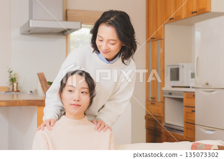 一位母親安慰對婚姻感到焦慮的女兒。 135073302
