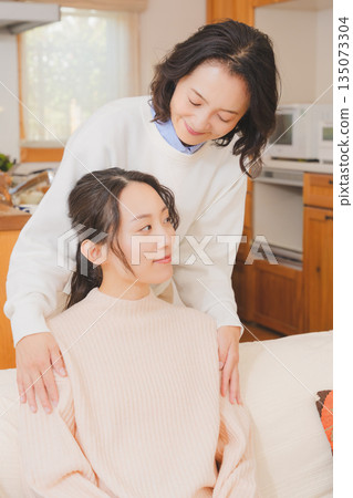 一位母親安慰對婚姻感到焦慮的女兒。 135073304